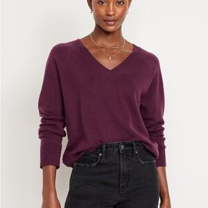 Old Navy Women's V-Neck Sweater in Plum